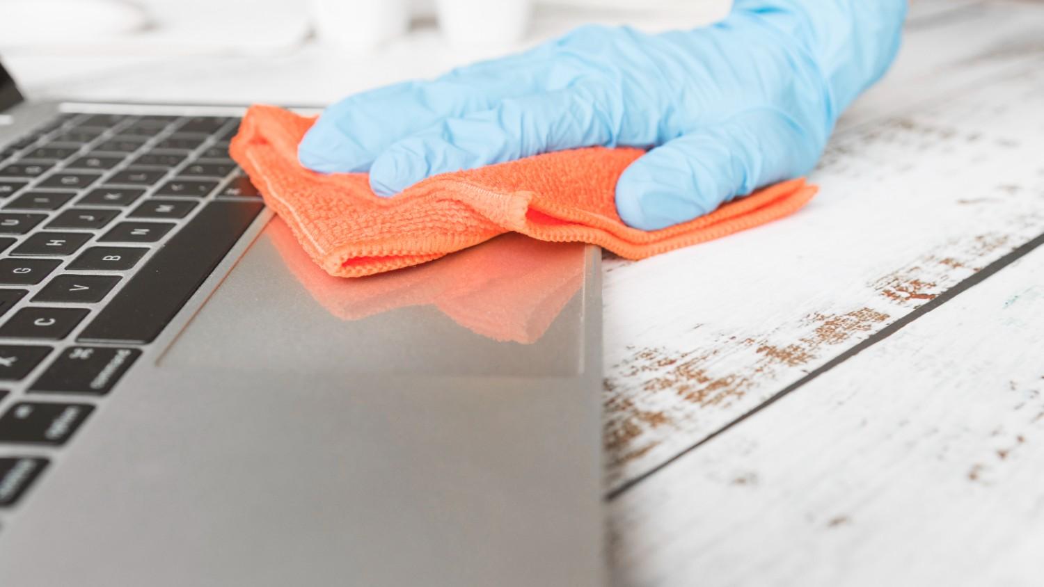 hand-cleaning-laptop